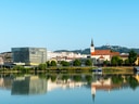 Stadtansicht von Linz mit Flussreflexionen.