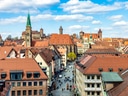 Blick auf Nürnberger Altstadt mit historischen Gebäuden und Türmen.