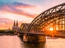 Hohenzollernbrücke bei Sonnenuntergang in Köln.