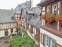 Fachwerkhäuser mit Blumen in einem Innenhof.