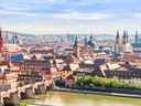 Panoramablick auf Würzburg mit Brücke und Kirchen.