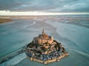 Luftaufnahme von Mont Saint-Michel bei Ebbe.