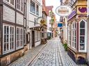 Pflasterstrasse in der Altstadt von Bremen mit Fachwerkhäusern.