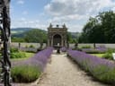 Gartenweg mit Lavendel, führt zu einem Pavillon.