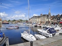 Boote im Hafen von Honfleur bei sonnigem Wetter.