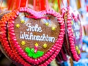 Lebkuchenherz mit 'Frohe Weihnachten' Schriftzug.