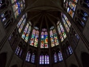 Bunte Glasfenster in einer gotischen Kathedrale.