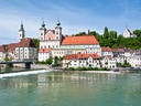 Panorama von Altstadt mit Fluss und Brücke.
