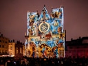Kathedrale bei Nacht mit farbenfroher Lichtprojektion.