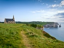 Kapelle auf Klippe mit Blick aufs Meer.