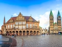 Historisches Gebäude und Türme am Marktplatz.
