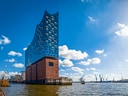 Panoramablick auf modernes Gebäude am Hafen unter klarem Himmel.