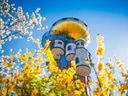 Bunter Turm hinter blühenden Bäumen im Frühjahr.