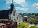 Blick auf die Altstadt von Baden-Baden mit historischer Architektur und Bäumen.