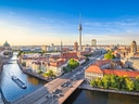 Panoramablick auf Berlin mit Fernsehturm und Spree.