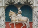 Mittelalterliche Reiterstatue in verziertem gotischen Rahmen.