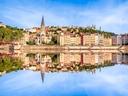 Stadtansicht von Lyon mit Flussspiegelung.