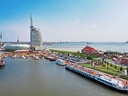 Hafen von Bremerhaven mit modernen Gebäuden und Schiffen.