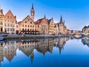 Historische Gebäude spiegeln sich im Wasser in Gent.