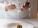 Koch verziert gourmet Teller mit feiner Sauce.