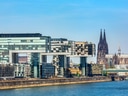 Kranhäuser am Rhein mit Kölner Dom im Hintergrund.