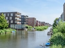 Kanal mit modernen Wohngebäuden und Booten.