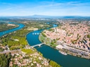 Luftaufnahme einer Stadt mit Flüssen und Brücken.