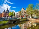 Malebene Altstadt mit Kanal, traditionellen Häusern und blauem Himmel.