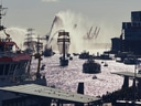 Mehrere Segelschiffe auf einem belebten Hafen mit Wasserfontänen im Hintergrund.