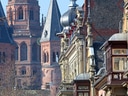 Blick auf historische Gebäude mit Kirchtürmen im Hintergrund.
