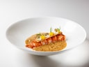 Gourmet-Lobstergericht auf weissem Teller.