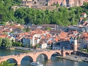Heidelberger Schloss und Alte Brücke über den Neckar.