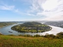 Landschaftsansicht des Rheinflusses mit Schleife und Dörfern.