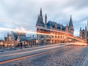 Langzeitbelichtung einer historischen Stadt mit Lichterspuren und alten Gebäuden.