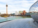 Stadtansicht von Düsseldorf mit Rheinturm und moderner Architektur.