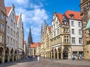 Historische Altstadt mit gotischem Kirchturm und Fachwerkhäusern.