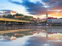 Bratislava Burg und Skyline, Spiegelung im Fluss.