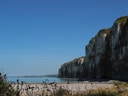 Klippen am Meer unter klarem Himmel.