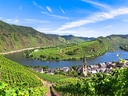 Panoramablick auf das Moseltal mit Weinbergen und Fluss.