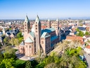 Luftaufnahme des Speyerer Doms und der umliegenden Stadt.