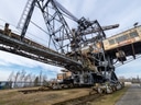 Grosse industrielle Maschinenstruktur auf einem Gelände.