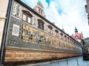 Fürstenzug Wandgemälde in Dresden mit historischen Reitern.