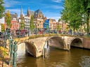 Brücke über einen Kanal in Amsterdam mit Fahrrädern.