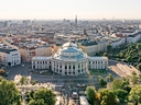 Luftaufnahme einer Stadt mit historischem Gebäude im Zentrum.