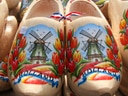 Bemalte holländische Holzschuhe mit Windmühlenmotiv.