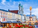Linz Hauptplatz mit Dreifaltigkeitssäule und Strassenbahn.