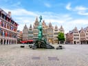 Historischer Platz mit Brunnen und alten Gebäuden.