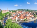 Panoramablick auf die Altstadt mit Fluss und Brücken.