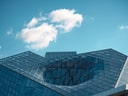 Moderne glasüberdachte Architektur gegen blauen Himmel.