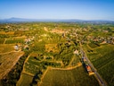 Luftaufnahme einer ländlichen Landschaft mit Feldern und Dorf.
